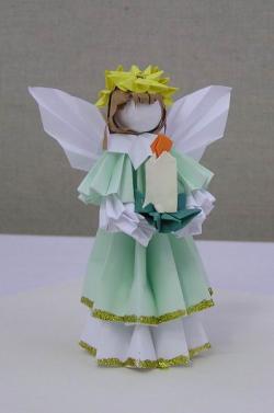 Ácsné Dóczi Éva: Angyal kusudama elemből